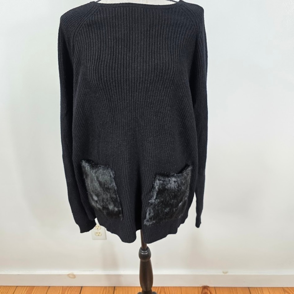 Stradivrius Womans  Black‎ Ribbed Boat Neck Sweater with Faux Fur PocketsTunic